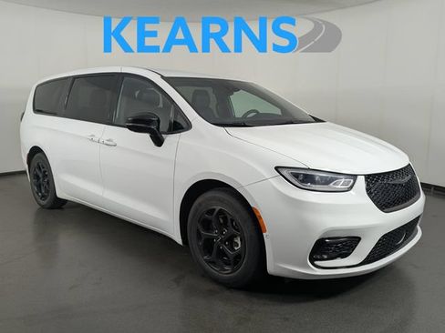 Used 2024 Chrysler Pacifica Limited FWD image 1