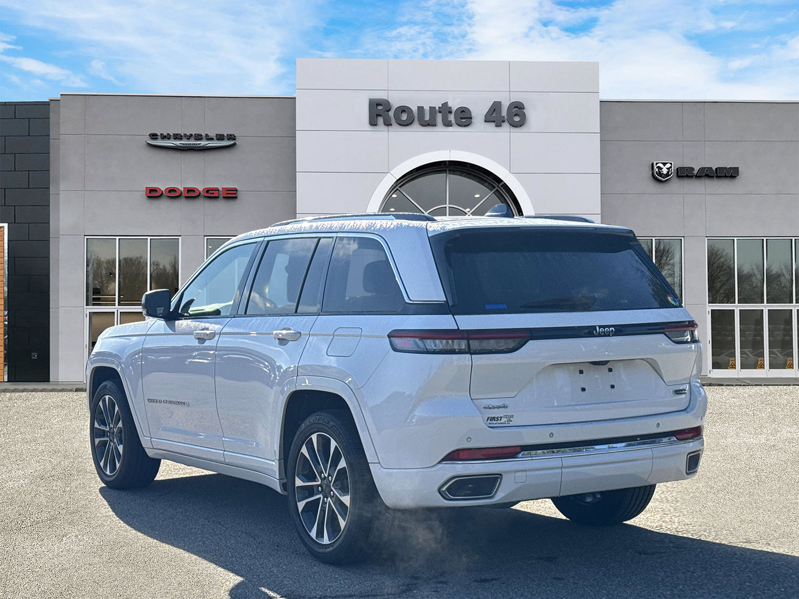 Used 2023 Jeep Grand Cherokee Overland AWD/4WD image 4