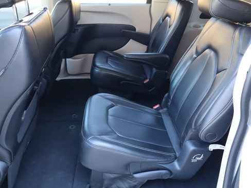 Used 2023 Chrysler Pacifica Touring-L FWD image 5