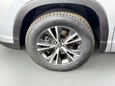 Used 2017 Toyota Highlander LE w/ Carpet Mat Package FWD image 37