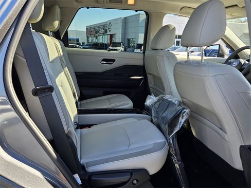 New 2025 Nissan Pathfinder SL w/ SL Premium Package image 15
