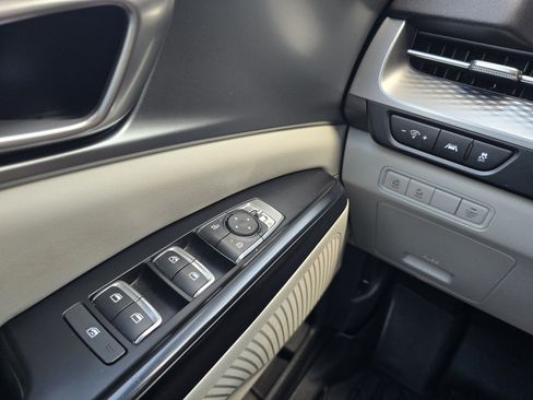Used 2023 Kia Carnival LX FWD image 23