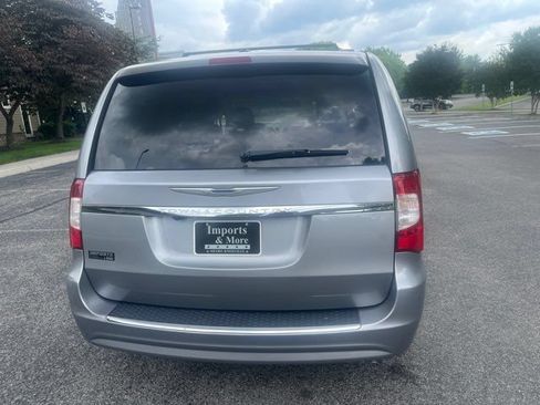 Used 2014 Chrysler Town & Country Touring FWD image 4