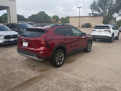 Used 2025 Chevrolet Trax LT w/ LT Convenience Package FWD image 7