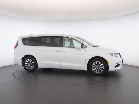 Used 2022 Chrysler Pacifica Touring-L image 31