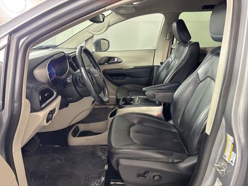 Used 2021 Chrysler Pacifica Touring-L FWD image 25