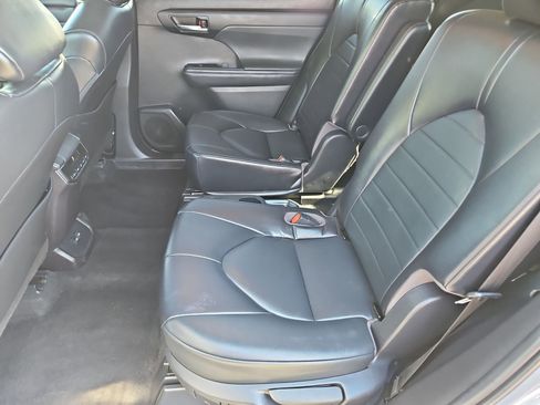 Used 2022 Toyota Highlander XLE FWD image 23