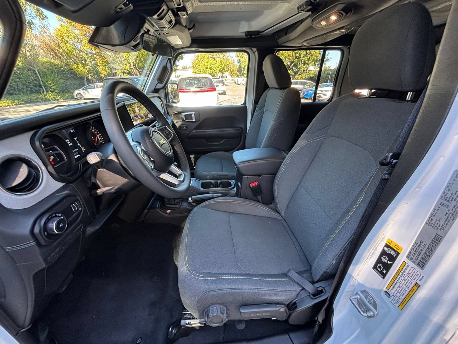 Used 2025 Jeep Wrangler Unlimited Sahara AWD/4WD image 26