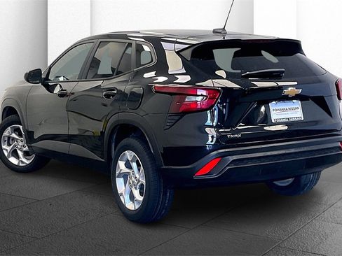 Used 2024 Chevrolet Trax LS w/ LS Convenience Package image 9