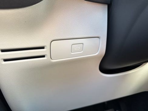 Certified 2026 Volvo XC40 B5 Plus AWD/4WD image 31
