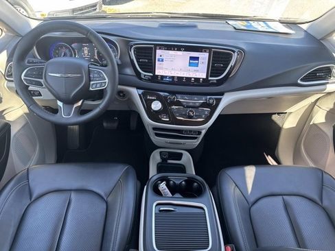 Used 2024 Chrysler Pacifica Touring-L image 19