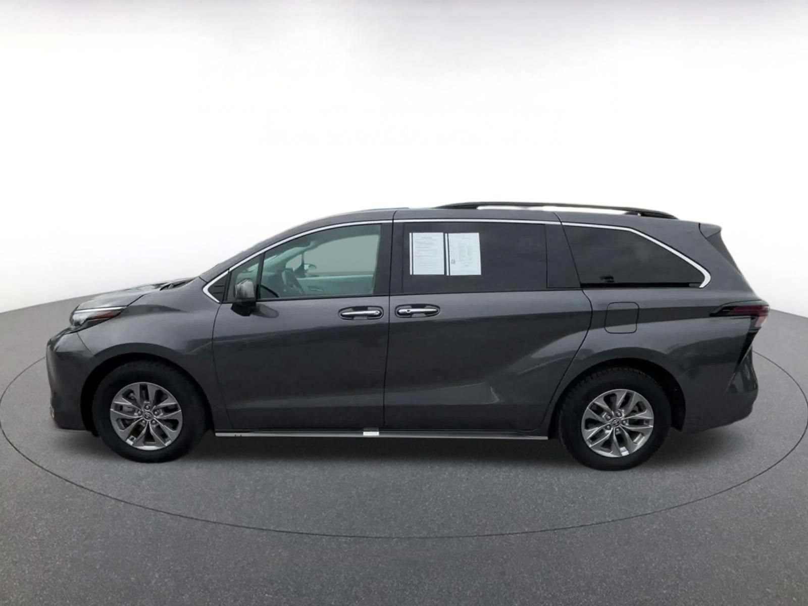 Used 2025 Toyota Sienna XLE FWD image 8