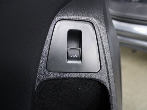 Used 2022 Volkswagen Tiguan SE image 15