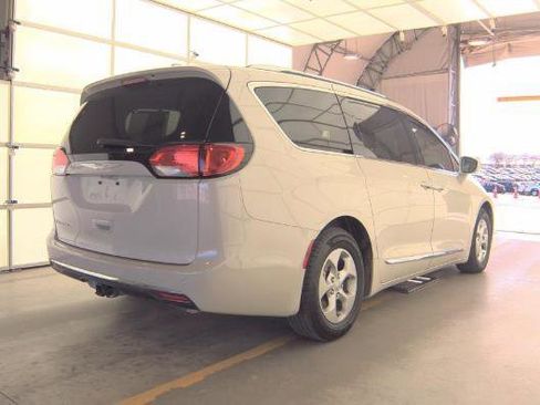 Used 2017 Chrysler Pacifica Touring-L Plus image 2