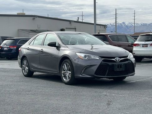 Used 2017 Toyota Camry SE image 1