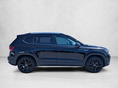 Used 2023 Volkswagen Taos SE w/ Black Wheel Package FWD image 4