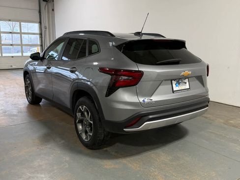 Certified 2025 Chevrolet Trax LT w/ LT Convenience Package image 3