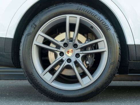 Certified 2024 Porsche Cayenne AWD/4WD image 14