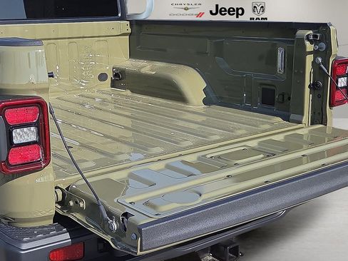 New 2026 Jeep Gladiator Willys AWD/4WD image 9