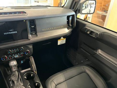 Used 2025 Ford Bronco Badlands image 27