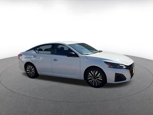 Used 2025 Nissan Altima 2.5 SV FWD image 2