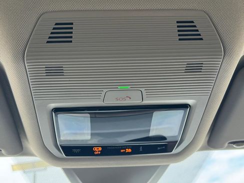 Used 2025 Volkswagen Atlas SE AWD/4WD image 19