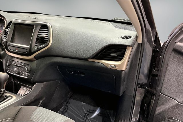 Used 2017 Jeep Cherokee Latitude w/ Comfort & Sound Group FWD image 25