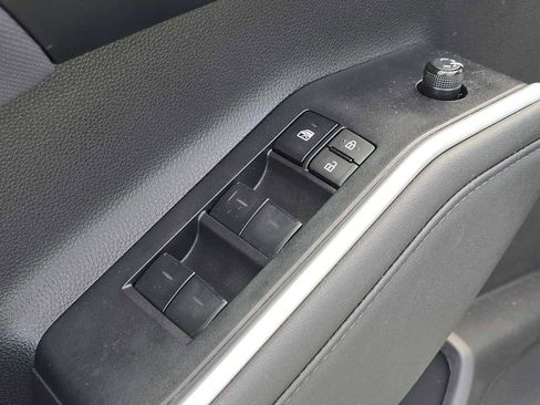 Used 2023 Toyota Highlander LE AWD/4WD image 24