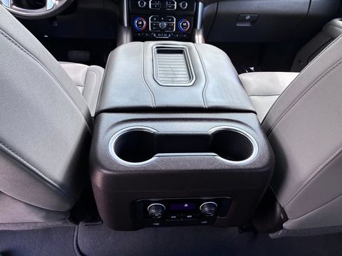 Used 2024 Chevrolet Suburban LT RWD image 18
