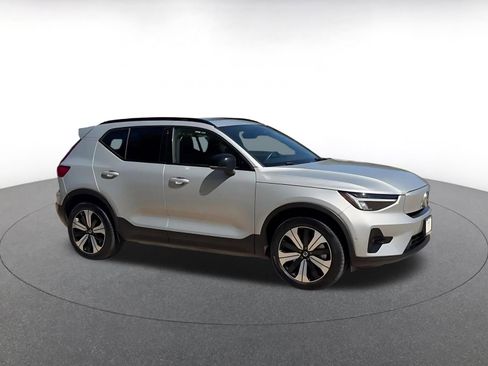 Used 2023 Volvo XC40 Recharge Plus image 2