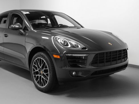 Certified 2017 Porsche Macan AWD/4WD image 9