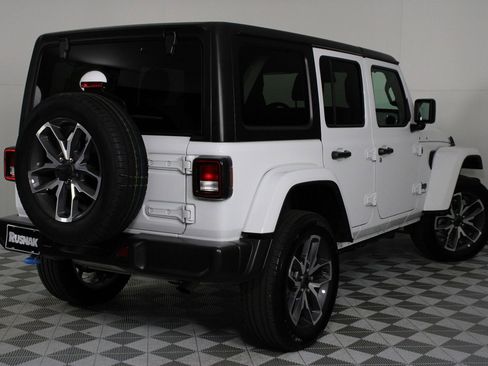 Used 2024 Jeep Wrangler Unlimited image 4