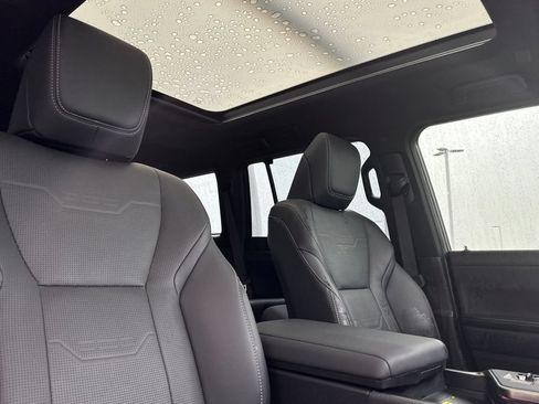 Used 2025 Lexus GX 550 w/ Cold Area Package AWD/4WD image 17