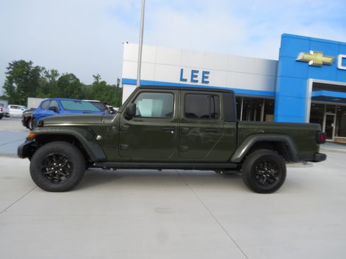 Used 2023 Jeep Gladiator Sport AWD/4WD image 1