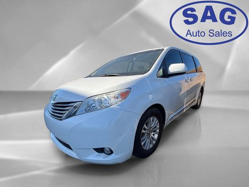 Used 2017 Toyota Sienna XLE w/ XLE Navigation Package FWD image 5