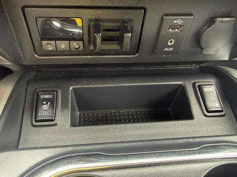 Used 2017 Nissan Titan SV AWD/4WD image 19