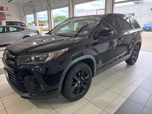 Used 2019 Toyota Highlander SE w/ Nightshade Edition FWD image 1