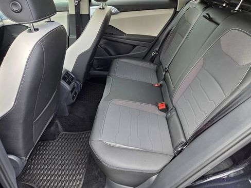 Certified 2025 Volkswagen Taos SE FWD image 12