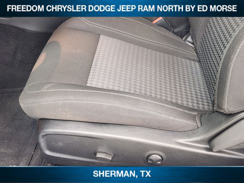 Used 2022 Dodge Challenger SXT RWD image 17