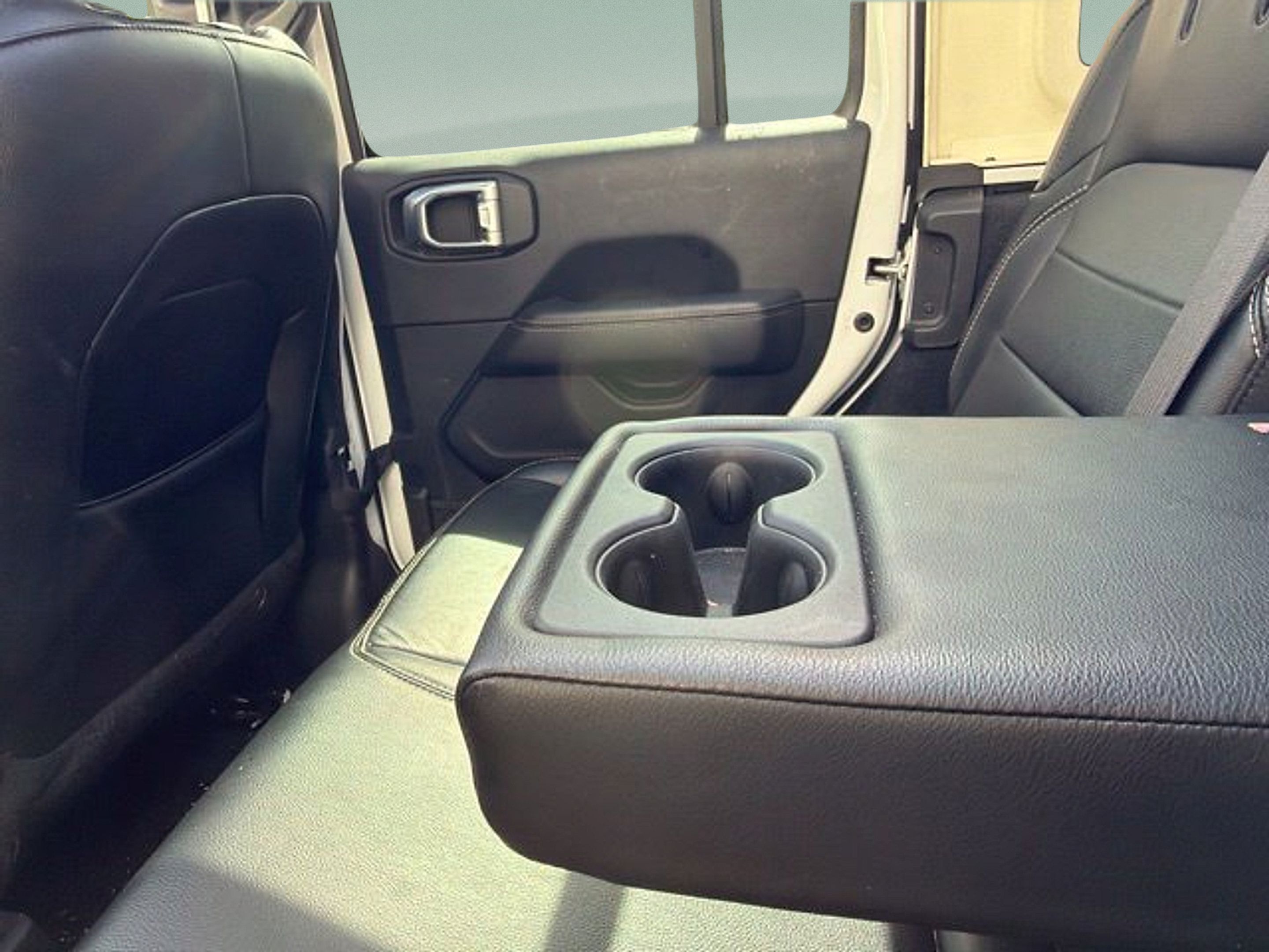 Used 2022 Jeep Wrangler Unlimited Sahara w/ Cold Weather Group AWD/4WD image 15