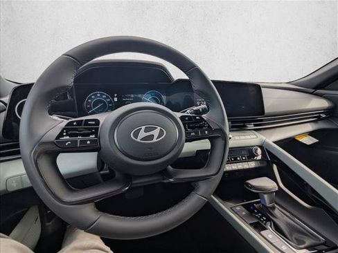 Used 2025 Hyundai Elantra Limited FWD image 3