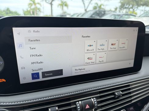 Used 2023 Lexus LS 500 w/ Accessory Package (Z2) RWD image 27