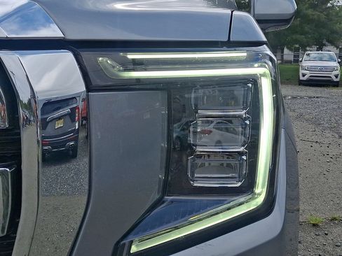 Used 2023 GMC Yukon XL SLT AWD/4WD image 12
