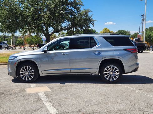 Used 2023 Chevrolet Traverse Premier FWD image 3