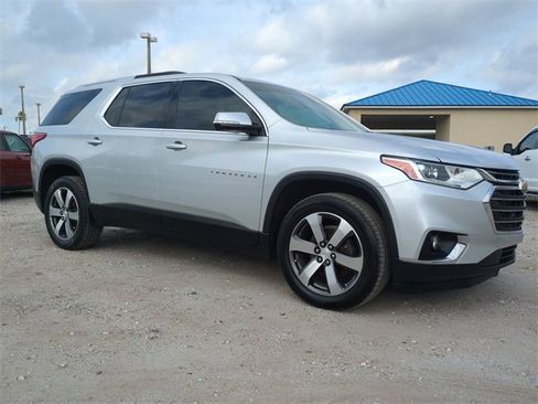 Used 2018 Chevrolet Traverse LT image 2