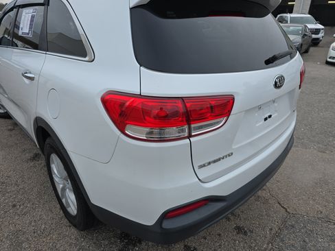 Used 2016 Kia Sorento LX image 37