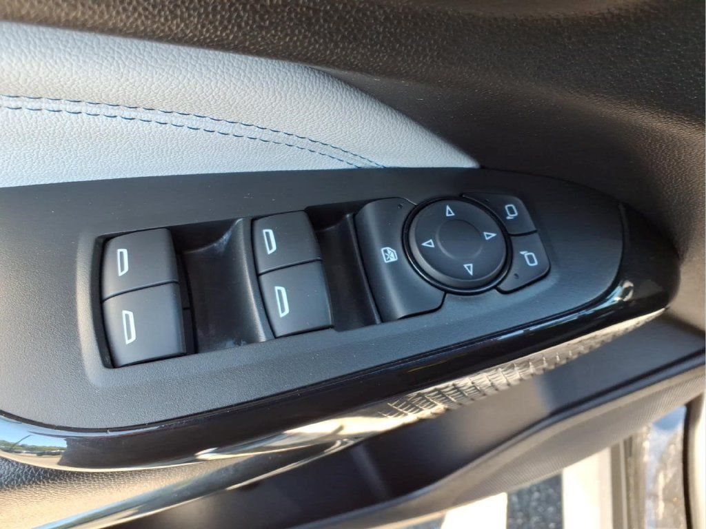Used 2025 Chevrolet Trax LT w/ LT Convenience Package FWD image 20