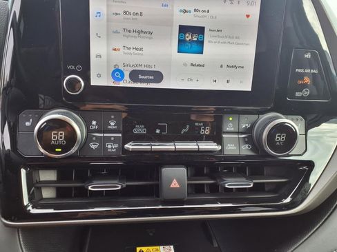 Used 2023 Toyota Highlander XLE image 24