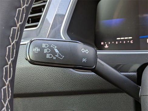 Certified 2024 Volkswagen Tiguan SE image 30