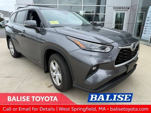 Used 2024 Toyota Highlander LE AWD/4WD image 1